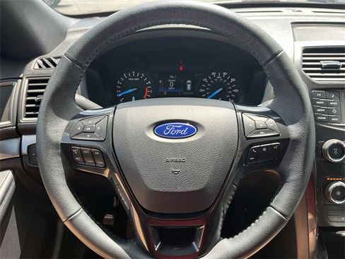 Used 2019 Ford Explorer XLT image 11