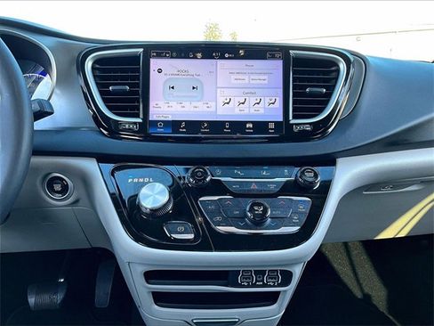 Used 2024 Chrysler Pacifica Touring-L image 18