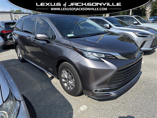 Used 2021 Toyota Sienna XLE FWD image 1
