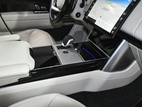 Used 2025 Land Rover Range Rover SE image 72