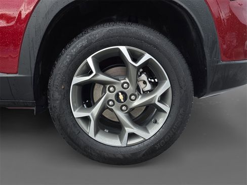 Used 2025 Chevrolet Trax LT w/ LT Convenience Package image 8