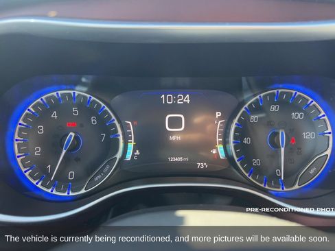 Used 2017 Chrysler Pacifica Limited w/ UConnect Theater Package FWD image 16