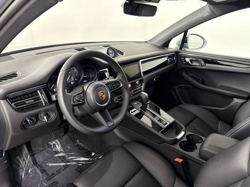 Certified 2026 Porsche Macan AWD/4WD image 4