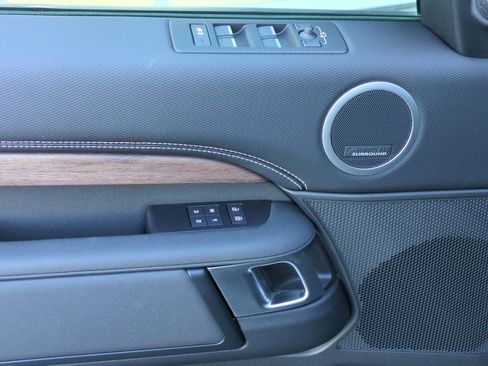 Used 2025 Land Rover Discovery Dynamic SE image 13