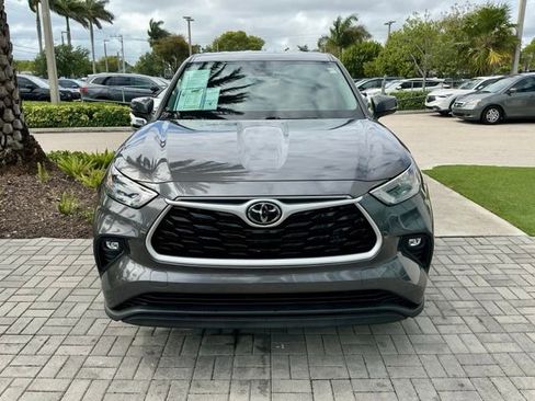 Used 2022 Toyota Highlander LE FWD image 2