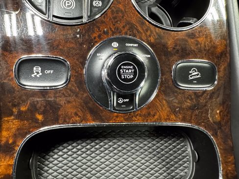 Used 2018 Bentley Bentayga AWD/4WD image 22