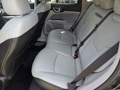 Used 2022 Jeep Compass Latitude FWD image 17