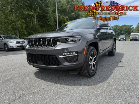 Used 2025 Jeep Grand Cherokee Limited AWD/4WD image 3