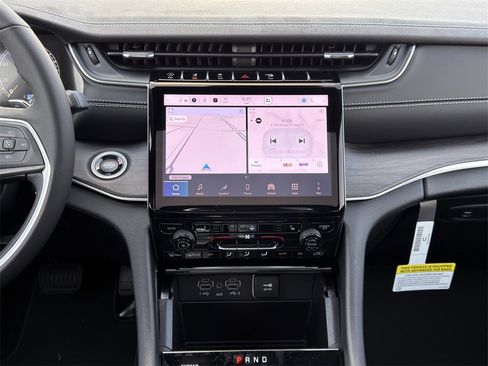 New 2025 Jeep Grand Cherokee Limited w/ Black Appearance Package image 14