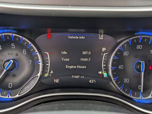 Used 2023 Chrysler Pacifica Touring-L FWD image 26