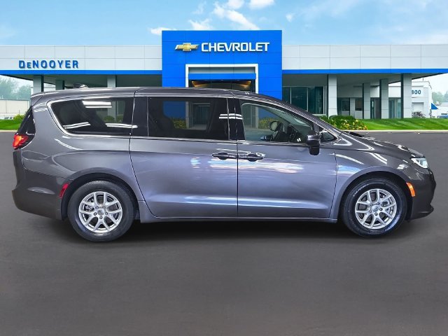 Used 2023 Chrysler Pacifica Touring-L FWD image 6