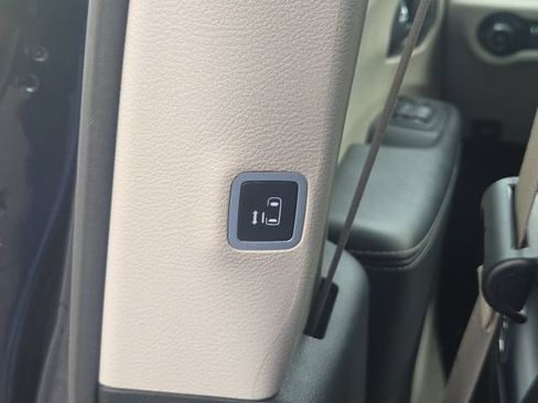 Used 2023 Chrysler Pacifica Touring-L FWD image 24