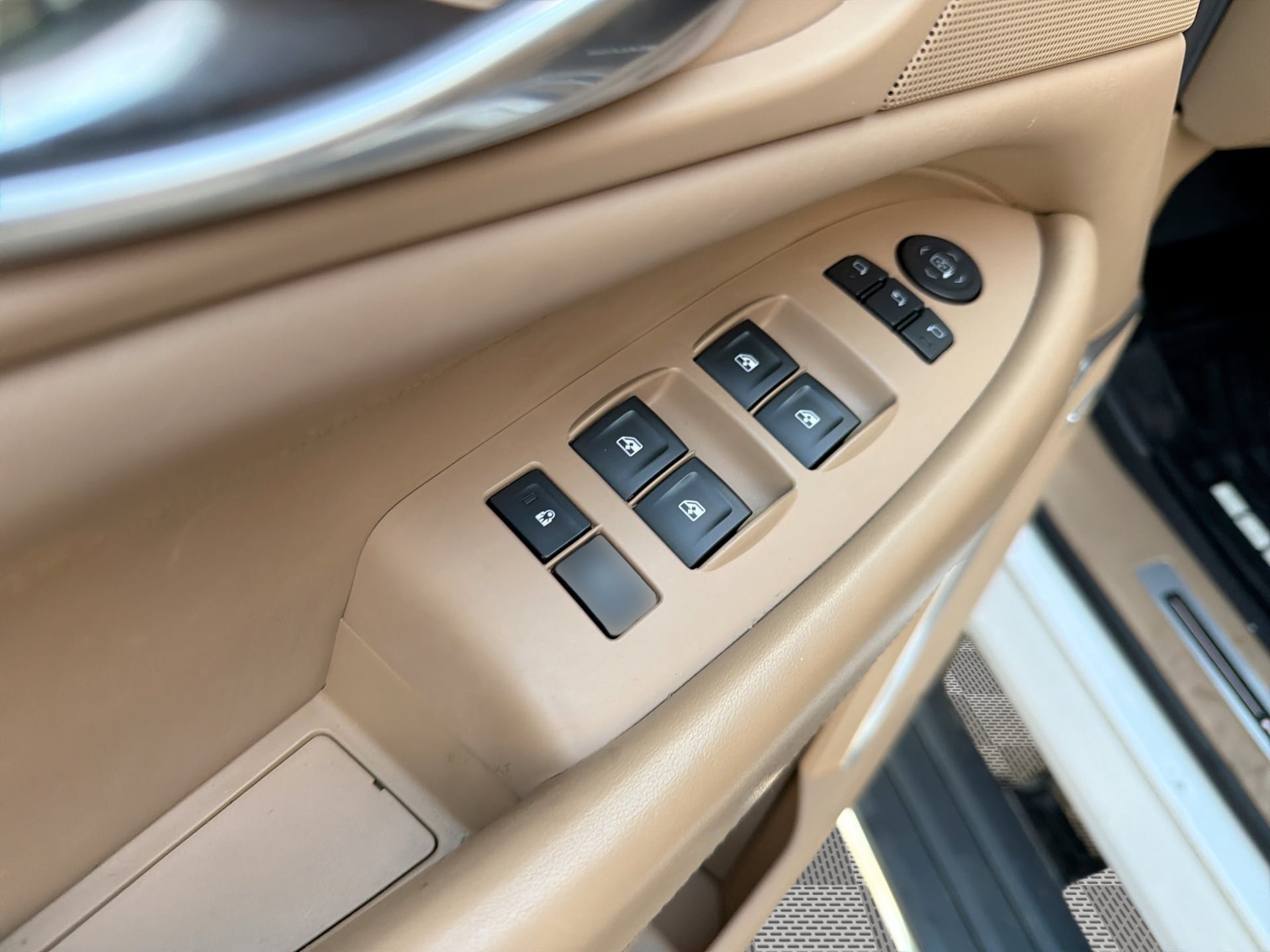 Used 2018 Cadillac Escalade ESV Platinum AWD/4WD image 15