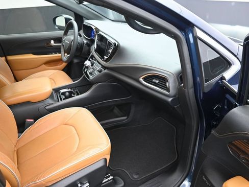 Used 2022 Chrysler Pacifica Pinnacle FWD image 9