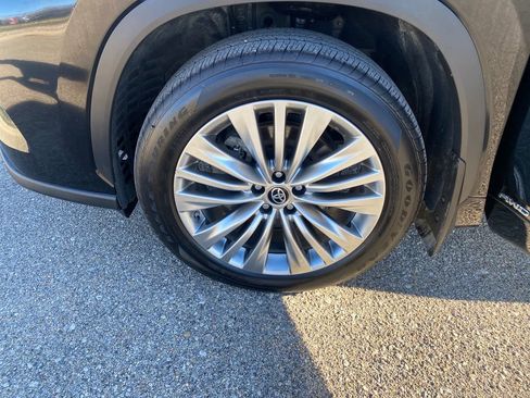 Used 2024 Toyota Highlander Platinum image 27