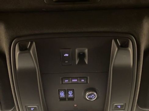 Used 2017 Cadillac Escalade Platinum image 15