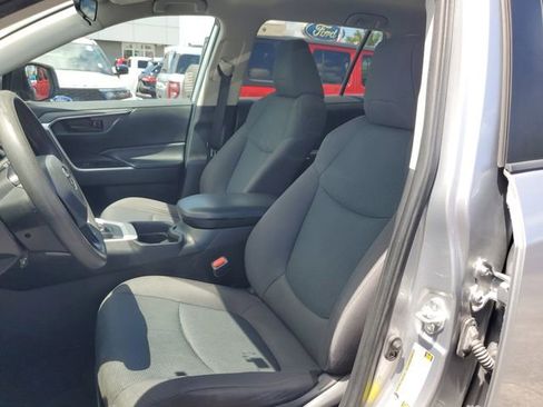 Used 2021 Toyota RAV4 LE FWD image 17