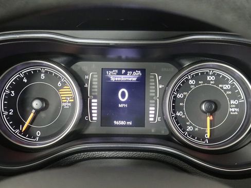 Used 2019 Jeep Cherokee Latitude w/ Popular Appearance Group AWD/4WD image 11