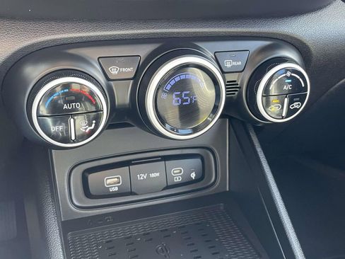 Used 2025 Hyundai Venue Limited image 17