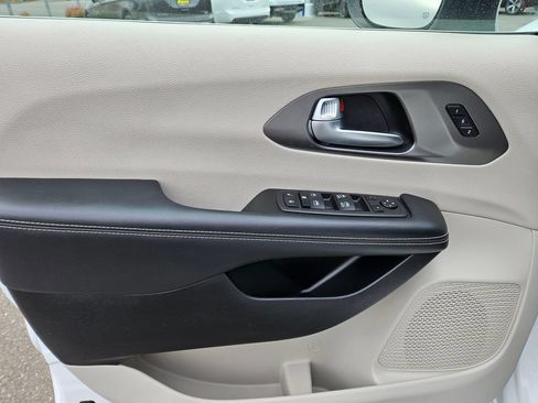 Used 2023 Chrysler Pacifica Touring-L FWD image 20