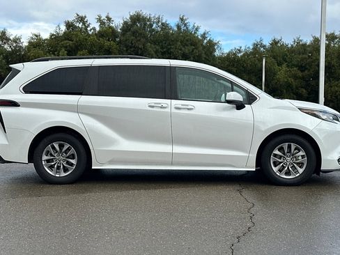 Used 2023 Toyota Sienna XLE image 3