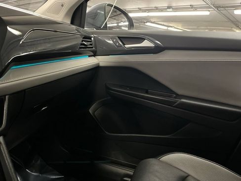 Used 2022 Volkswagen Taos SEL w/ Panoramic Sunroof Package AWD/4WD image 31
