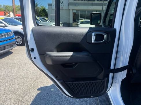 Used 2019 Jeep Wrangler Unlimited Sahara w/ LED Lighting Group AWD/4WD image 39