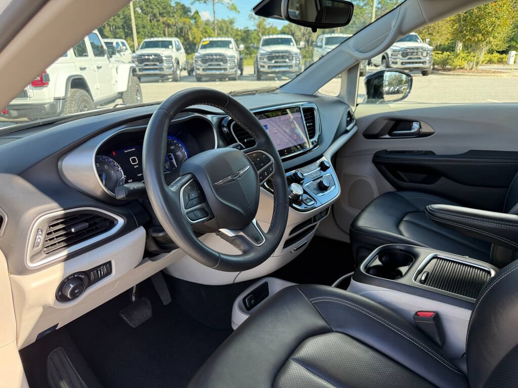 Used 2024 Chrysler Pacifica Touring-L FWD image 25