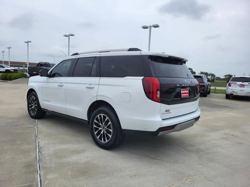 Used 2025 Ford Expedition Platinum AWD/4WD image 3