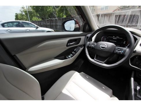 Used 2025 Nissan Rogue SL w/ SL Premium Package FWD image 9
