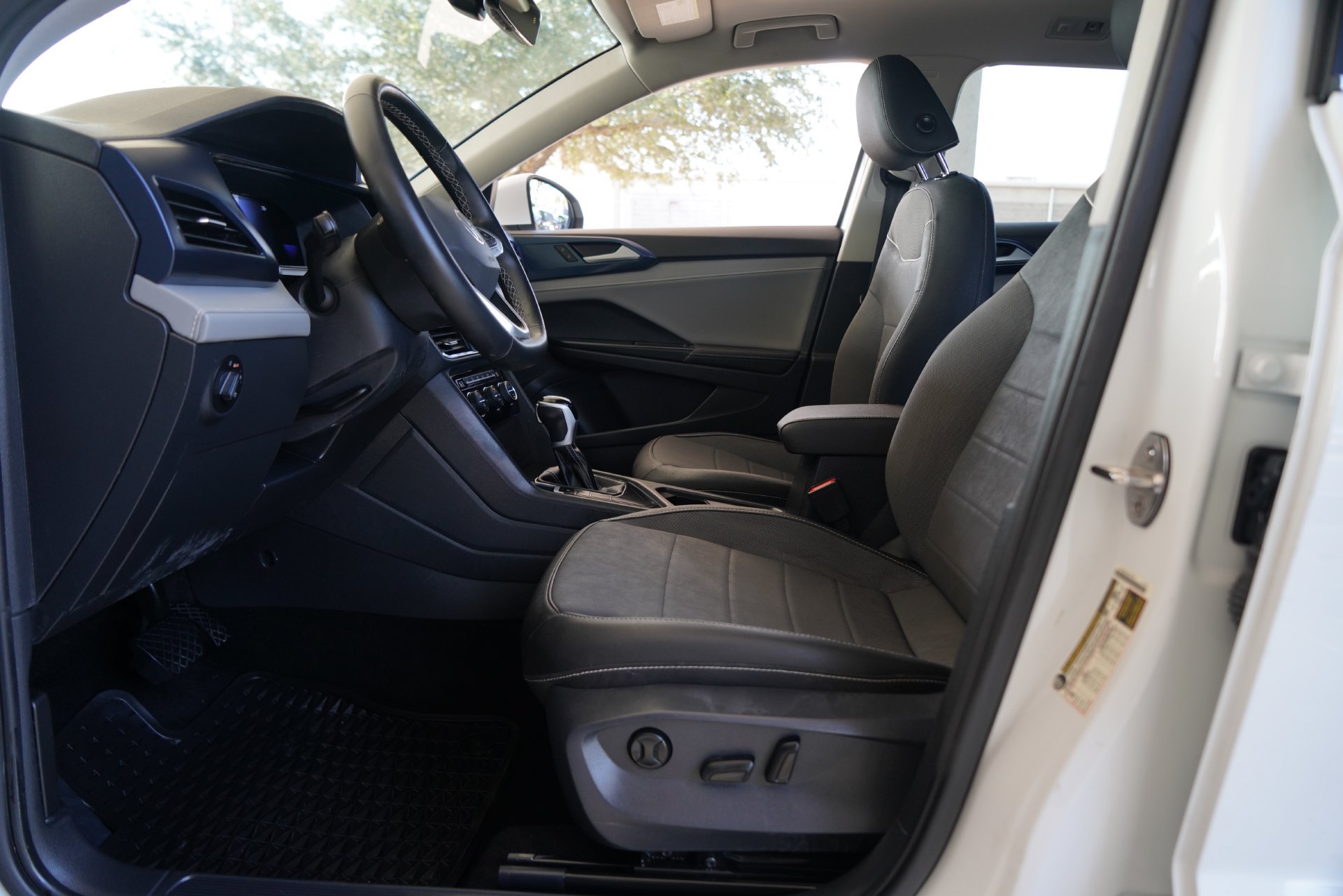 Certified 2024 Volkswagen Taos SE FWD image 9