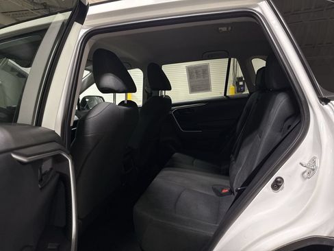 Used 2019 Toyota RAV4 LE FWD image 22