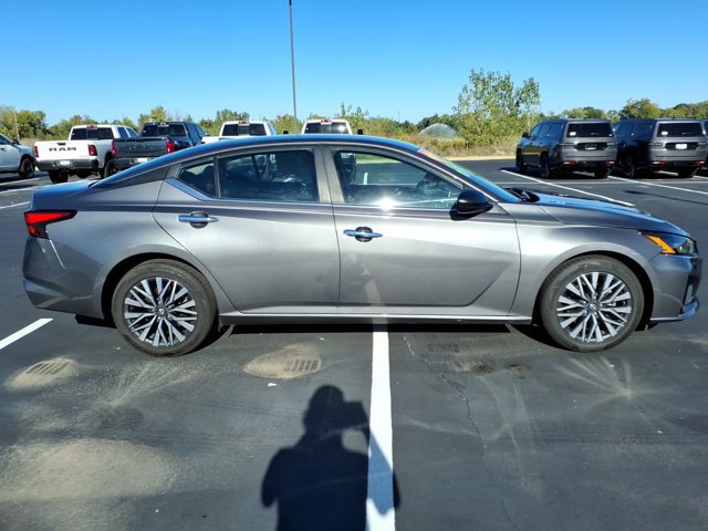 Used 2025 Nissan Altima 2.5 SV FWD image 27
