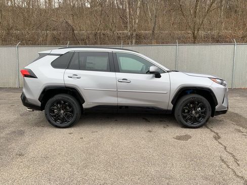 New 2025 Toyota RAV4 SE image 3