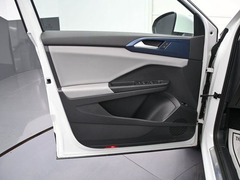 Certified 2022 Volkswagen Taos SE w/ Panoramic Sunroof Package FWD image 7