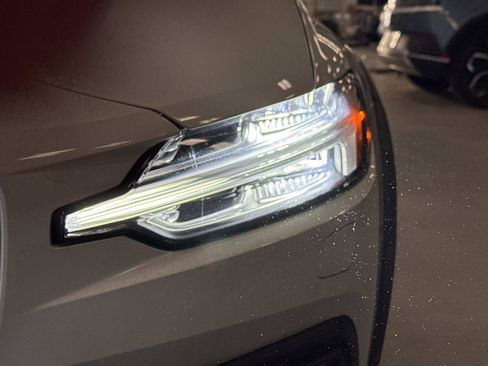 Used 2020 Volvo V60 T5 Cross Country image 10