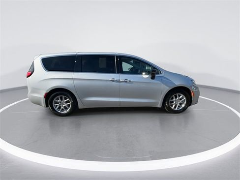 Used 2024 Chrysler Pacifica Touring-L image 9