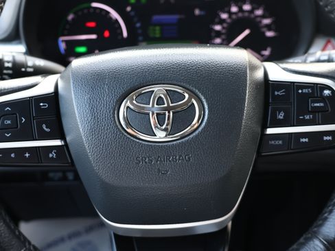 Used 2025 Toyota Sienna XLE FWD image 26