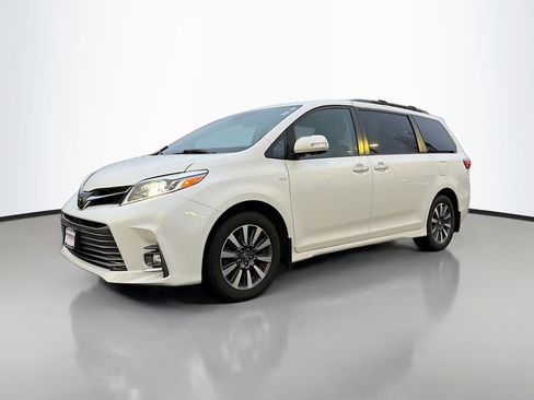 Used 2018 Toyota Sienna Limited Premium image 3