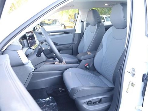 New 2025 Volkswagen Tiguan SE image 8