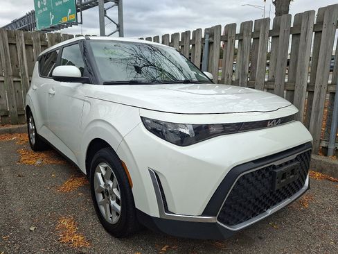 Certified 2023 Kia Soul LX w/ LX Technology Package image 2