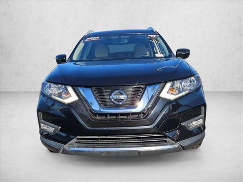 Used 2017 Nissan Rogue SV w/ SV Premium Package image 2