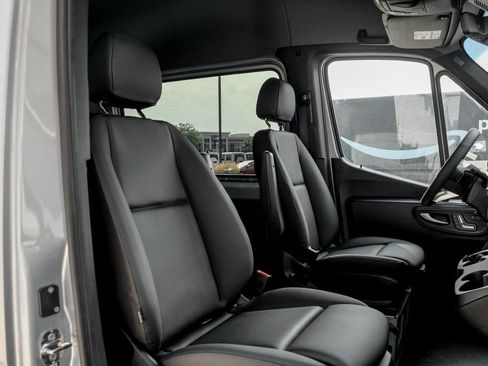 Used 2025 Mercedes-Benz Sprinter 2500 image 24
