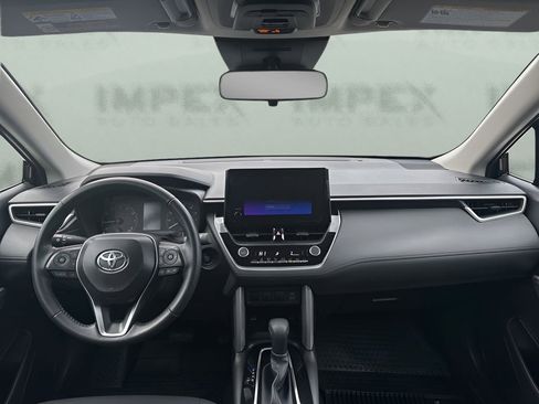 Used 2025 Toyota Corolla Cross LE image 11