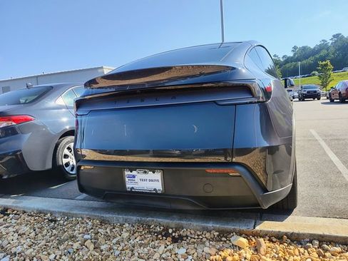 Used 2026 Tesla Model Y Long Range RWD image 5