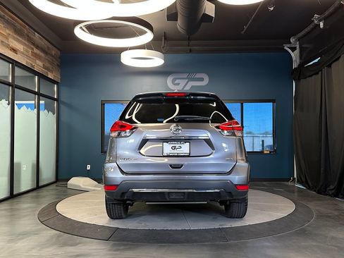 Used 2017 Nissan Rogue SV FWD image 4
