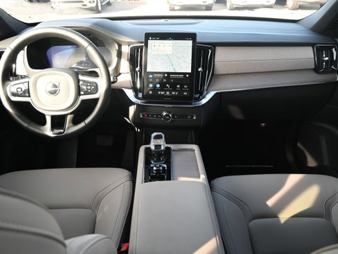 Used 2025 Volvo XC90 B6 Plus image 2