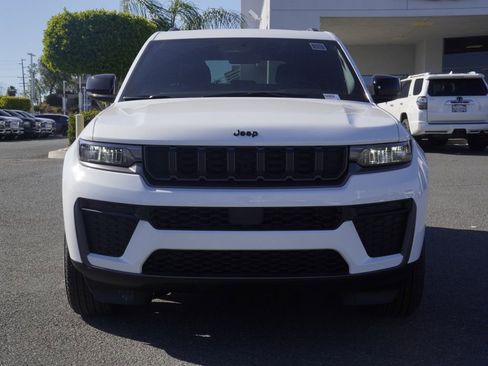 New 2026 Jeep Grand Cherokee Altitude image 9