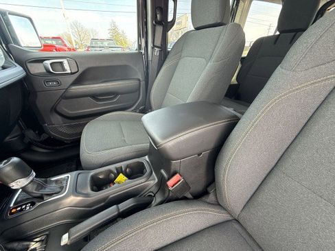 Used 2025 Jeep Wrangler Sahara image 21