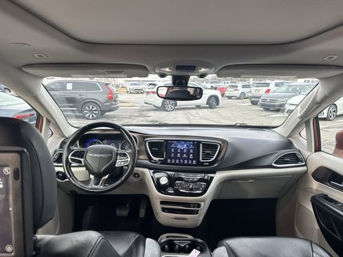 Used 2018 Chrysler Pacifica Touring-L Plus image 21